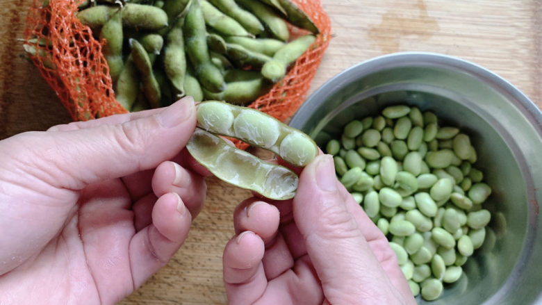 毛豆炒香干,毛豆去皮，留下毛豆仁。