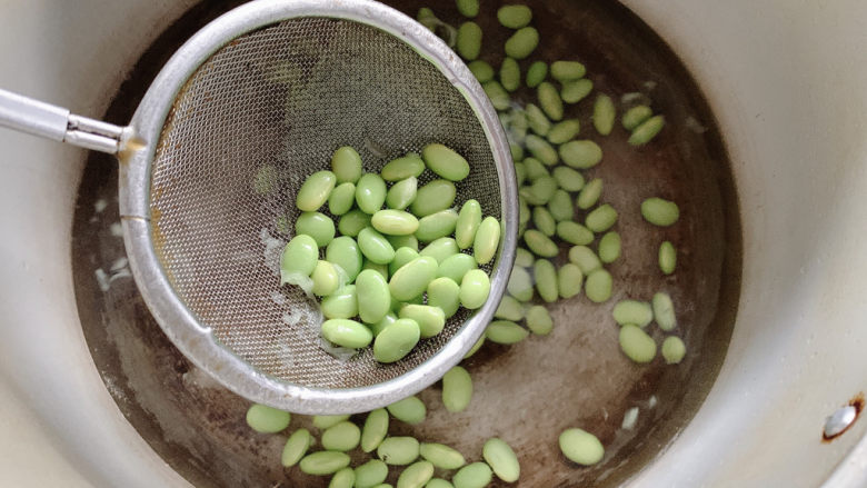 毛豆炒香干,毛豆仁可以先入沸水中,加少许盐汆烫去豆腥味。