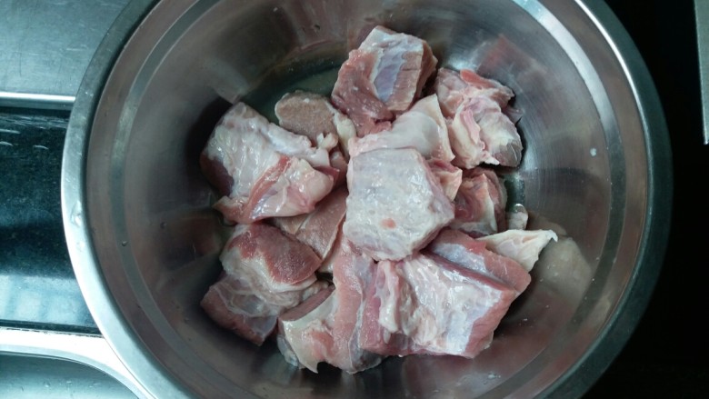 胡萝卜焖牛腩,我喜欢大口吃肉的感觉,所以切大块,不必担心因为大块就焖不烂,因为焖的时间会足够长,另外大口吃肉的感觉真的很棒啊!