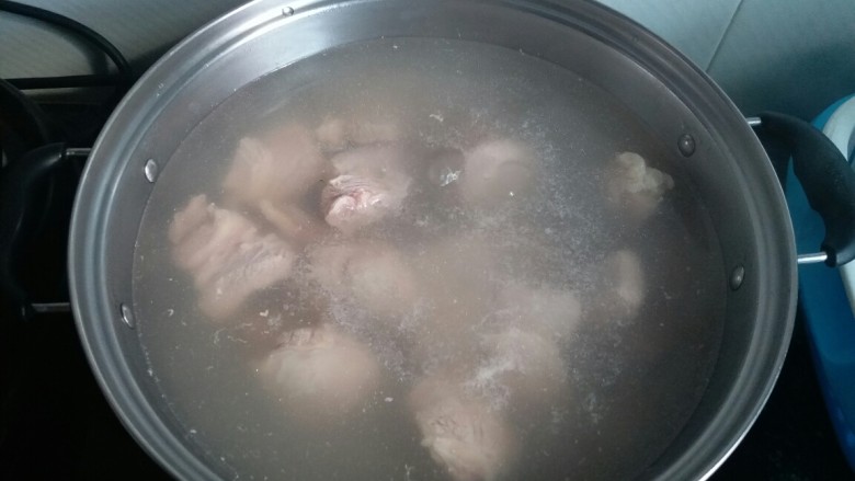 胡萝卜焖牛腩,焯水,捞浮沫,这里开始要记得,牛腩就不可以沾冷水了,因为一热一冷的收缩,牛腩容易老。