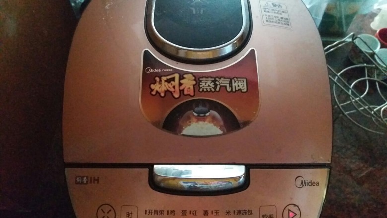 胡萝卜焖牛腩,放入电饭煲,我一般是焖两个小时