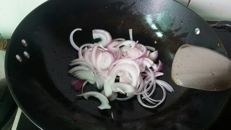 胡萝卜焖牛腩,刚才炒锅留了底油,直接炒洋葱