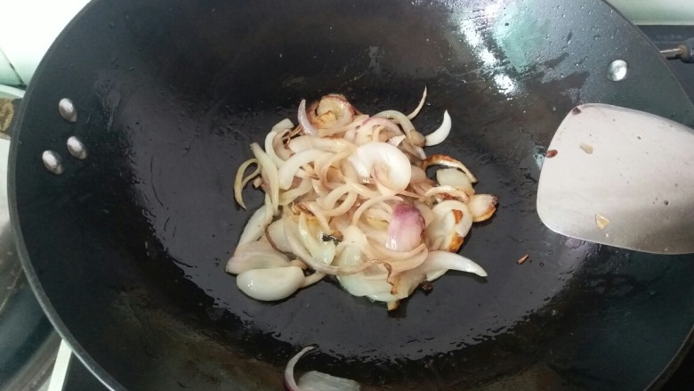 胡萝卜焖牛腩,炒至金黄,这里的洋葱要在牛腩出电饭煲前一个小时放入,也就是说在电饭煲焖牛腩一个小时后放入,过早放入洋葱味流失,过晚放入不入味。
