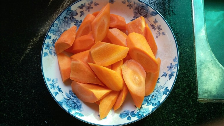 胡萝卜焖牛腩,<a style='color:red;display:inline-block;' href='/shicai/ 25'>胡萝卜</a>洗净,滚刀切块