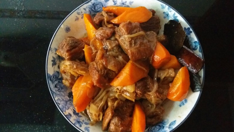 胡萝卜焖牛腩,电饭煲提示时间到,就可以盛出来了,如果之前水放多了,就放到锅里大火收汁,因为之前放了酱油和卤水汁,所以基本咸味是够的,可以尝一下,如果不够可以放到锅里加点盐翻炒调味,这里记得是快要结束出锅时再放盐,牛腩不能提前放盐,否则不容易焖烂。