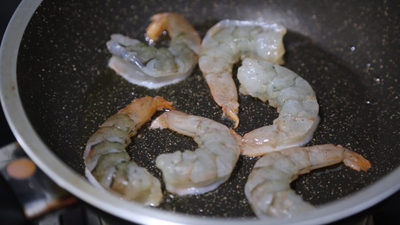 胡萝卜炒虾仁,锅里烧热油,放入虾仁煎炒