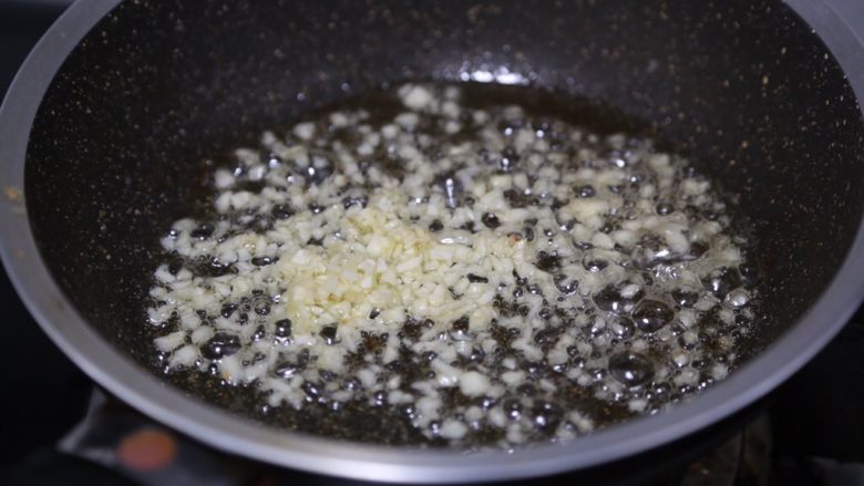 胡萝卜炒虾仁,锅里再倒入少许油,爆香蒜末