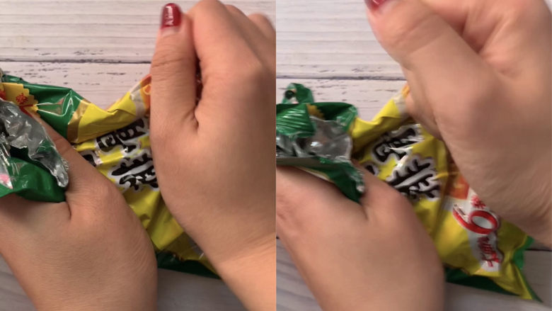 黄金玉米饼,在用特别解压的方式“摧残”它,也可以用擀面杖来压碎它。