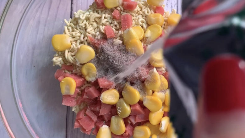黄金玉米饼,然后根据自己的口味咸淡,适量加入泡面的调味粉包。