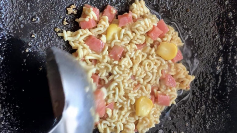 黄金玉米饼,锅中热油,转小火。用小汤勺将面碎糊,舀入锅中摊平。