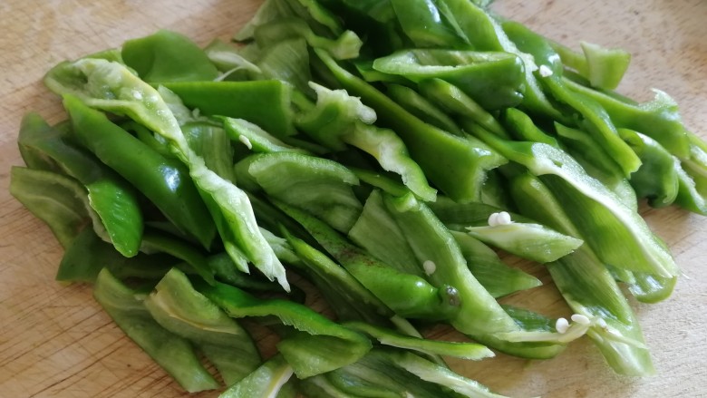 青椒炒香肠,斜切条。