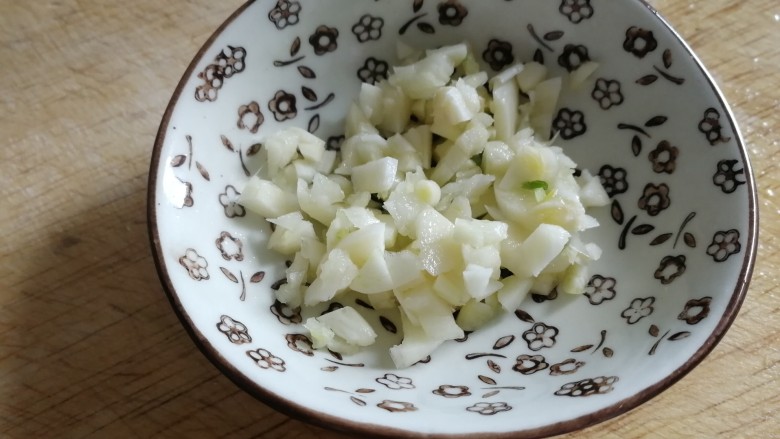 青椒炒香肠,蒜切碎。