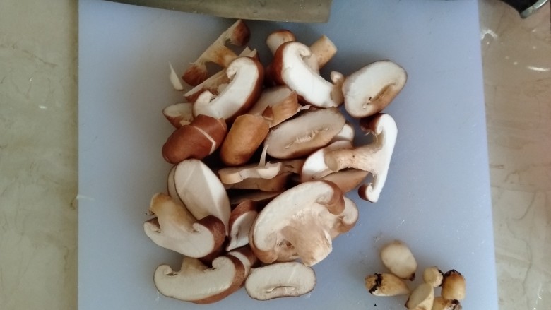 三色饺,趁着蒸紫薯南瓜的时间,先把馅拌好,蘑菇洗干净剪掉跟切片备用