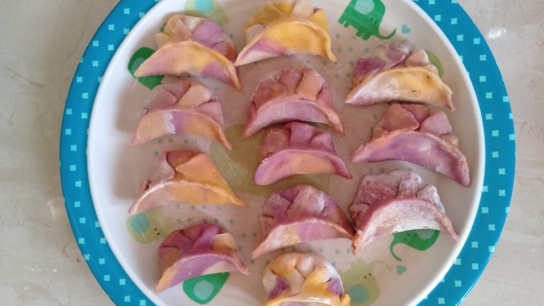 三色饺,第一次自己擀饺子皮,弄得不好。