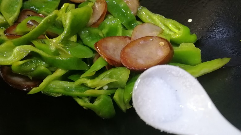 青椒炒香肠,红肠有咸味,放半小勺盐就可以,炒匀。