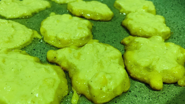 黄金玉米饼,小火慢煎,一面金黄