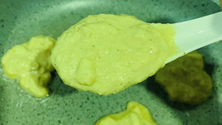 黄金玉米饼,锅加食用油,大火热锅转小火,玉米糊用勺子舀入锅中