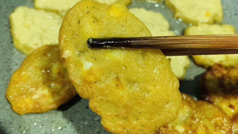 黄金玉米饼,翻另一面继续煎,两面金黄,就夹起