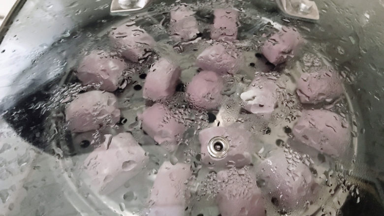 紫薯小馒头,我一般会在锅里倒点热水,放入面团,再发酵半个小时左右。蒸15分钟就可以了。