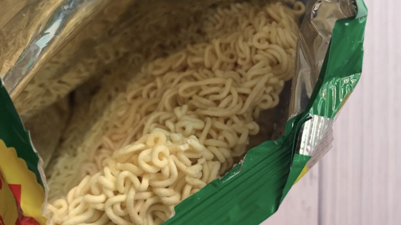 黄金玉米饼,留下纯面饼,可手动先掰碎。