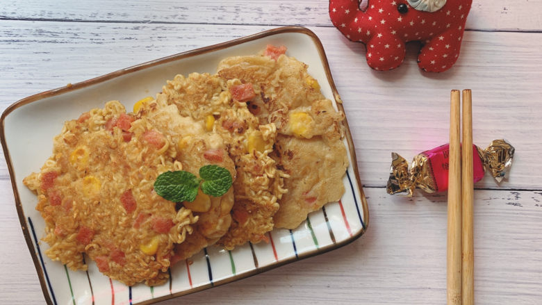 黄金玉米饼,可以拿着吃的泡面煎饼完成(如果觉得不好煎,可适当加些面粉搅拌)