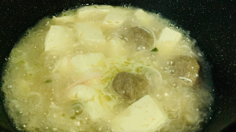 金针菇豆腐汤,搅拌均匀,再煮开一会,就可以起锅