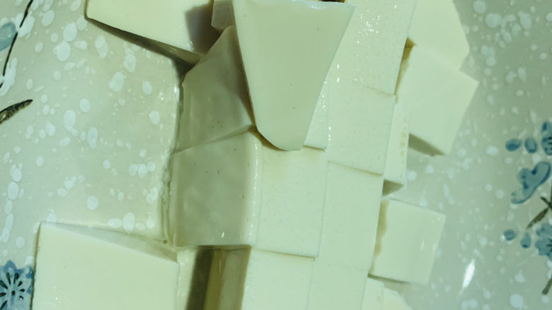 金针菇豆腐汤,嫩豆腐切小块