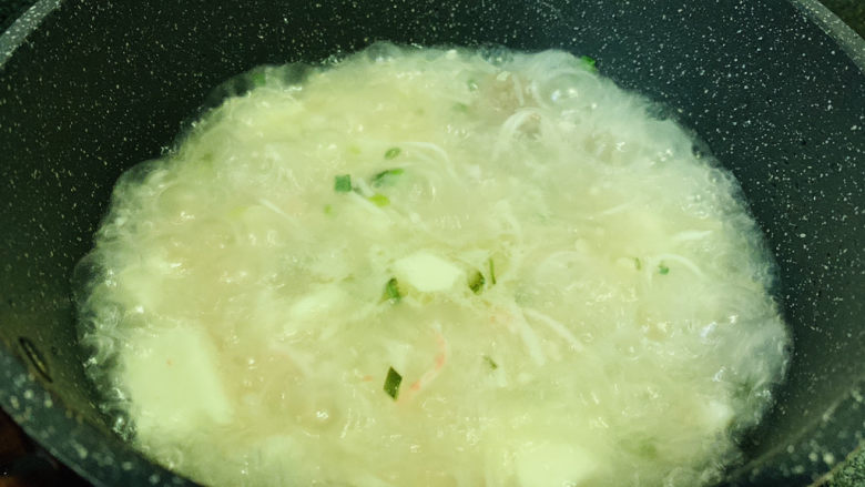 金针菇豆腐汤,大火煮开,牛肉丸浮起