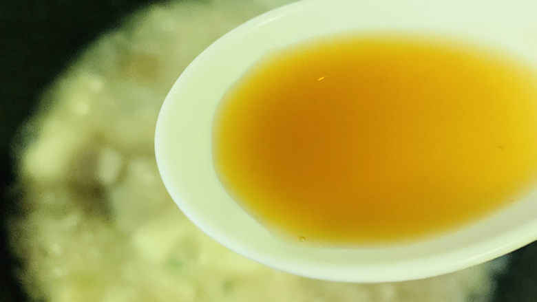 金针菇豆腐汤,加<a style='color:red;display:inline-block;' href='/shicai/ 718'>料酒</a>