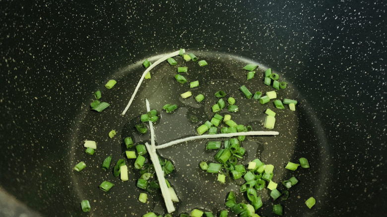 金针菇豆腐汤,锅加食用油,加葱粒