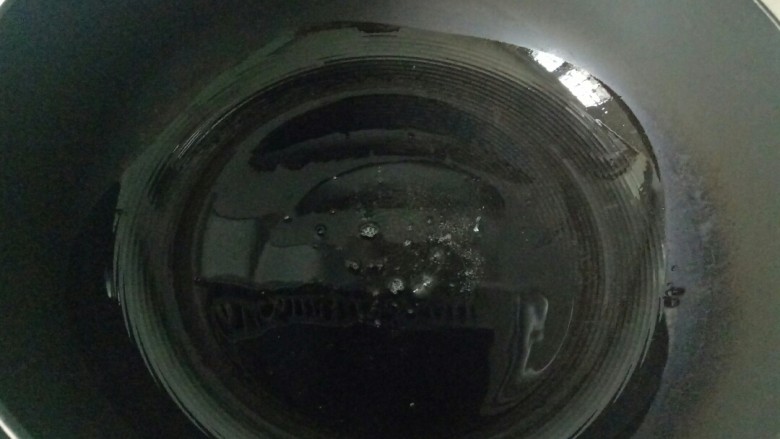 毛豆炒香干,锅中加入适量油烧热