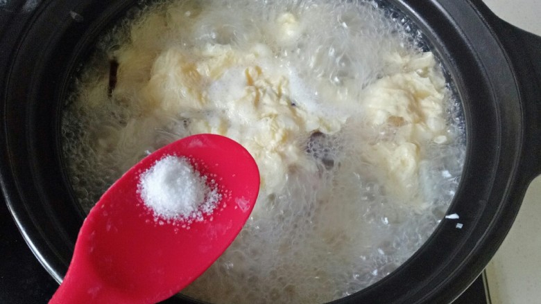 金针菇豆腐汤,煮两分钟,加入盐