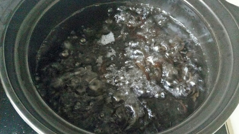 金针菇豆腐汤,锅中加入两碗清水煮开,加入木耳丝