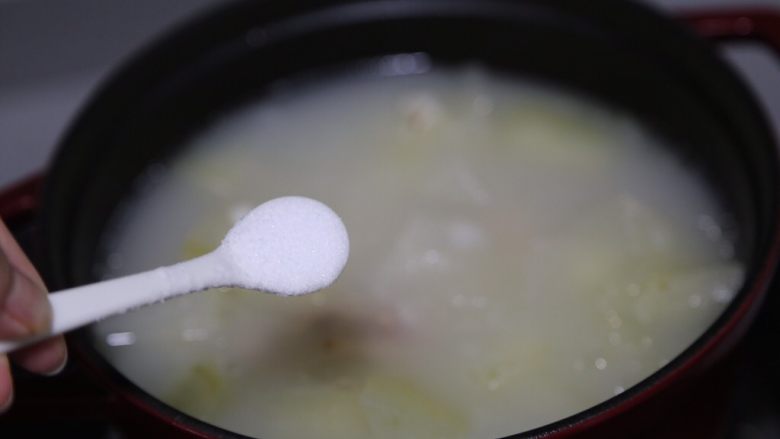 冬瓜薏米汤,煲至所以材料软熟,汤色乳白后调入盐