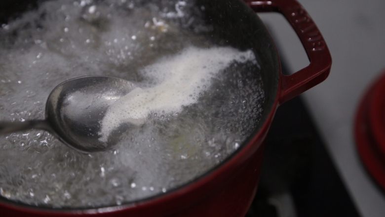 冬瓜薏米汤,煮开后还是会有一些浮沫,用勺子撇干净