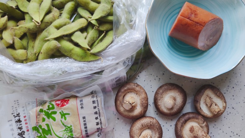 毛豆炒香干,首先我们准备好所有食材