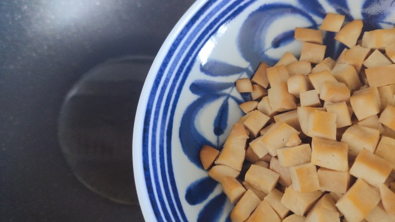 毛豆炒香干,待油热,下香干