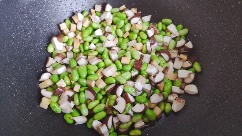毛豆炒香干,转中大火,翻炒均匀
