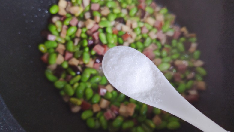 毛豆炒香干,待锅内汤汁差不多收紧,加一小勺细盐