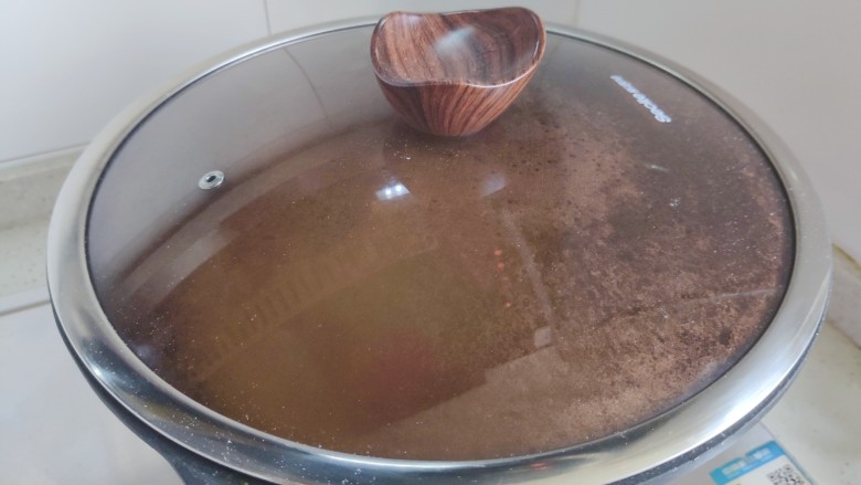毛豆炒香干,盖上锅盖,转小火焖煮2分钟