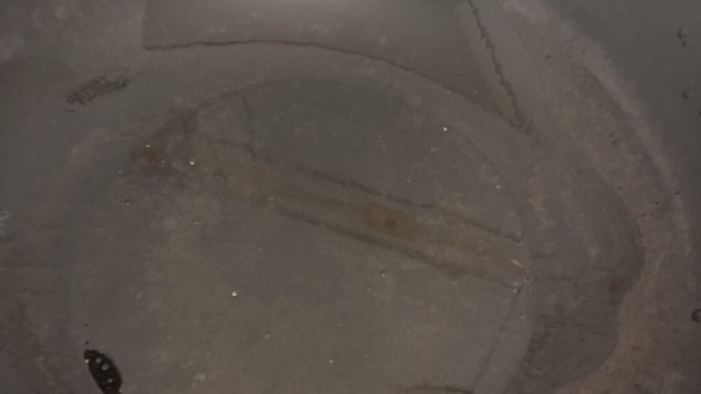 鲜虾玉米饼,锅里下油 我的不是不粘锅 所以下的油比较多 不粘锅可以少放