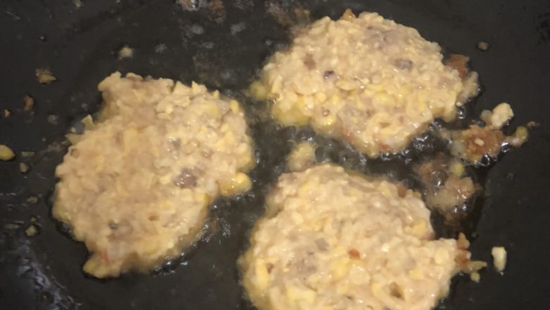 鲜虾玉米饼,放下去后再压压薄 小火煎 这样中间容易熟 口感也比较好