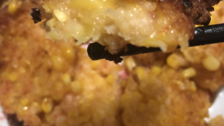 鲜虾玉米饼,好了 开吃了 小朋友很喜欢吃
