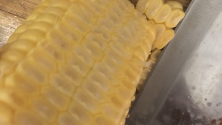 鲜虾玉米饼,然后切一半 切完后再切剩下的一半