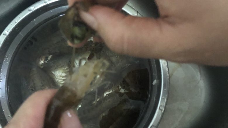 鲜虾玉米饼,把虾头拨掉 顺着把虾背的线拉出来