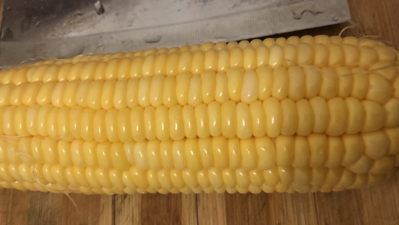 鲜虾玉米饼,玉米洗干净