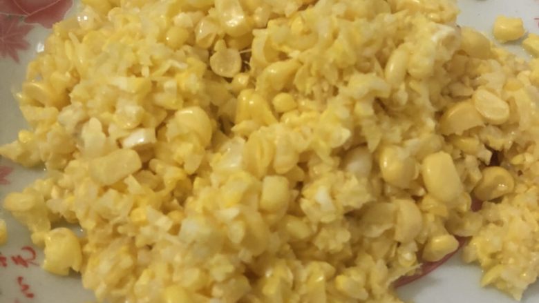 鲜虾玉米饼,切好的玉米,还可以再切碎一点