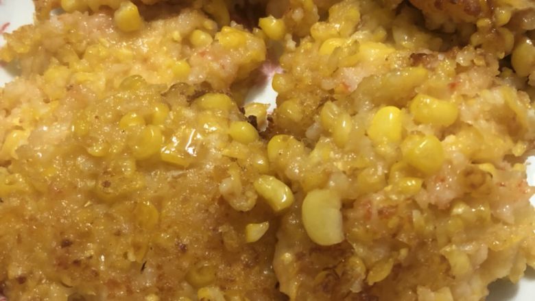 鲜虾玉米饼,再煎几分钟可以起锅了 喜欢香脆一点的可以煎久点