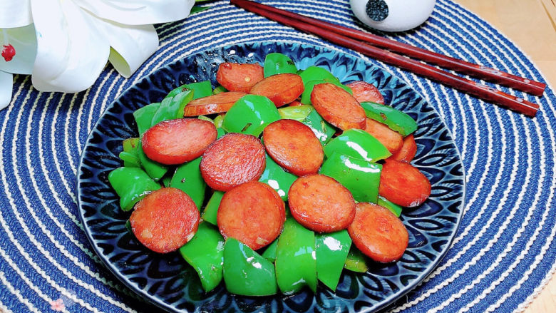 青椒炒香肠,十分钟搞定的快手菜,快来试试看。