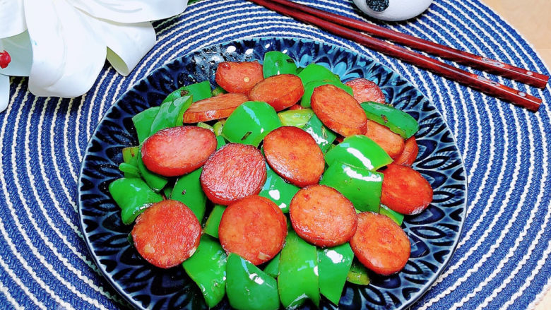 青椒炒香肠,配上一碗米饭,非常下饭好吃。